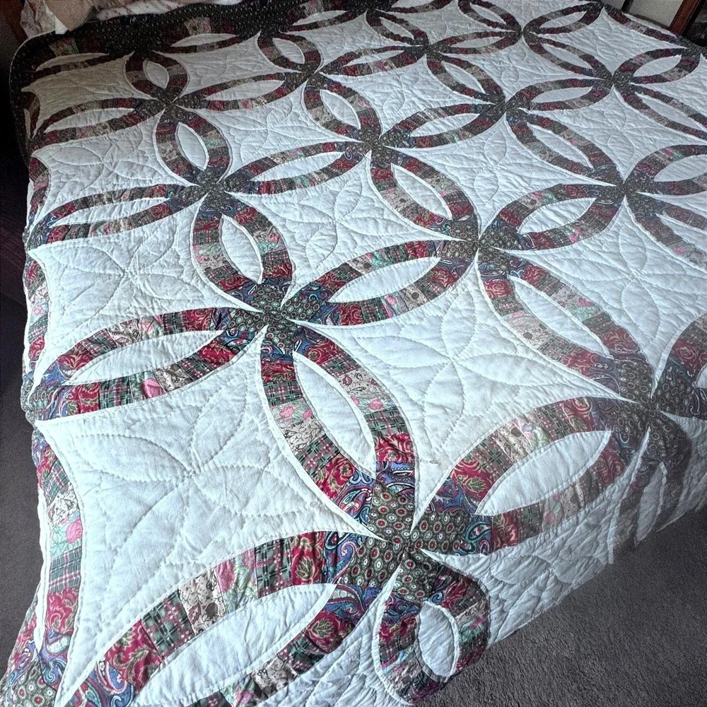 Double Wedding‎ Ring Quilt Vintage Hand Quilted Scalloped Edge Cottagecore